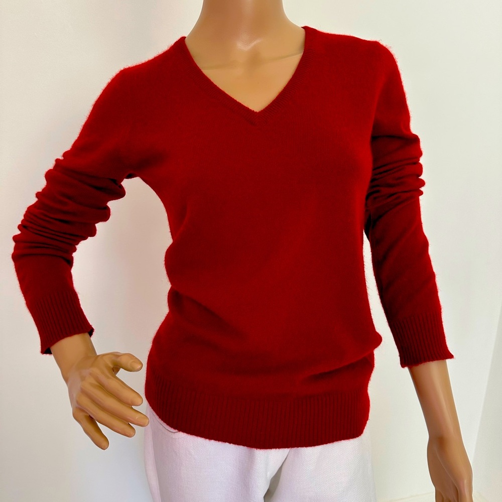 THE THREE DOTS Red V-Neck Sweater